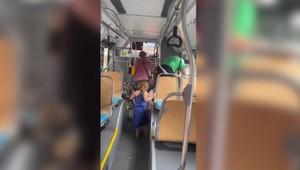 Cestujúci bez lístka zaútočili na revízora pred očami detí. Žena použila slzný sprej