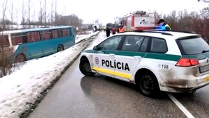 Havaroval autobus plný detí, vodič sa vyhýbal kamiónu