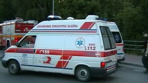 Sanitka vrazila do Toyoty, dvaja chodci sa zranili
