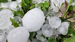 Krúpy ničili autá, strechy, úrodu. Vyskytol sa aj nebezpečný jav