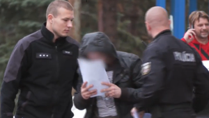 Zlodeja, ktorý kradol s ponožkami na rukách, zadržali. No nie pre krádeže, vyhrážal sa priateľke