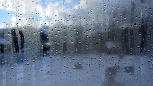 Máte zarosené okná vo svojom starostlivo chránenom príbytku? Tu je vysvetlenie, čo sa deje, ak je na okne para