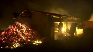 Po celonočnom boji grécki hasiči zachránili Olympiu, boj s horúčavami pokračuje