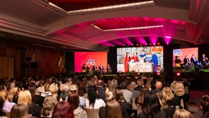 Budúcnosť teraz – dm privítalo na svojej pôde Tomáša Sedláčka, Annu Hogenovú a ďalších rečníkov