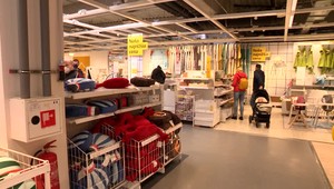 Po sviatkoch sa obchody opäť zaplnili. Obchody lákajú na výpredaje