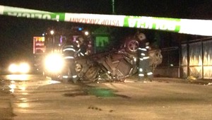 Auto po nehode skončilo na streche, 1 mŕtvy