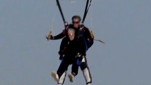 Starenka skočila z lietadla, uctila si tragicky zosnulého syna