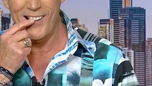 VIDEO: Moderátor si počas živého vysielania vytiahol ZUB!