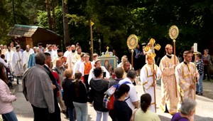 Na hore Zvir sa zišli tisíce veriacich. Prišli na počesť Panny Márie, ktorá sa tam zjavovala pred tromi desaťročiami