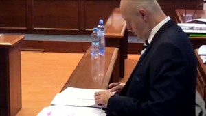 Súdny proces v kauze miliónových zmeniek od pondelka pokračuje. Pred súd predvolali Tótha a Volzovú