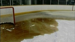 KURIÓZNE VIDEO: Hokejový zápas zrušila povodeň!