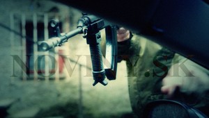 Maskovaný Rastislav so samopalom v ruke mieril na autá, jedno zastavilo