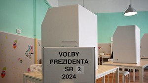 Vyhrážal sa, že prinesie zbraň: Išlo o odvolaného člena volebnej komisie