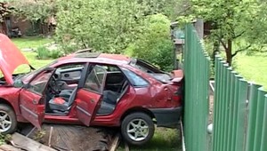 Prirýchla jazda mladej šoférky sa skončila na tekviciach