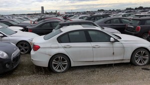 Smutný pohľad: Chátrajúce nové BMW na vrakovisku