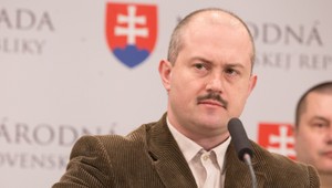 Spor pre nálepku Kotlebu na aute skončil surovou bitkou. Obe strany vinu popierajú