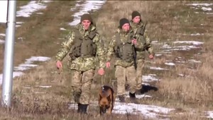 Vlakový sprievodca, ktorý bol prevádzačom, skončil v putách