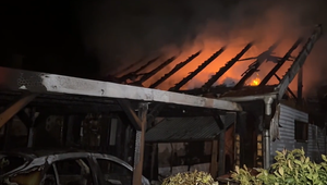 Plamene zachvátili domovú prístavbu. Príčinou požiaru mohlo byť auto