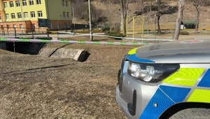 Synovec bodol strýka do hrude. Po útoku ušiel do potravín