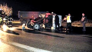 Chrobák rozdrvil traktor, šofér skončil v nemocnici