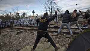 Migrantov v Macedónsku nahneval plot, pri nepokojoch zranili 18 policajtov