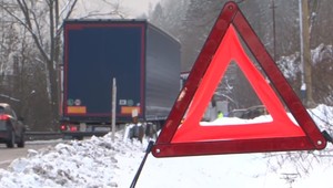 Pomoc policajta sa skončila nehodou. Zachytil ho vodič kamióna