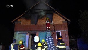 Plamene zachvátili rodinný dom. Hasiči bojovali s ohňom viac ako dve hodiny