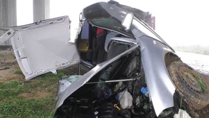 Zrážka áut s kamiónom, ďalšie auto skončilo pod diaľničným mostom. Okolnosti vyšetruje polícia