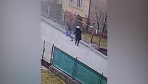 Muž okradol na ulici za bieleho dňa bezbrannú staršiu ženu