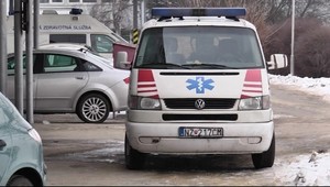Lekár musí jazdiť na zničenej sanitke. Ohrozuje seba aj pacientov