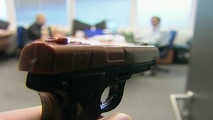 Všetci si ľahnite na zem, revali lupiči na bankárov!