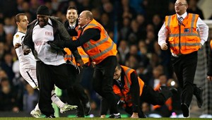 Nová móda? Fanúšikovia na ihrisku prerušili súboj v Londýne