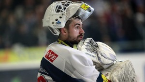 VIDEO. Nervy brankára praskli. Po rozhodcovi šmaril vyrážačku!