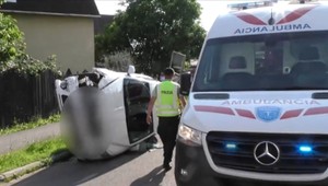 Žena havarovala s malým dieťaťom v aute. Nafúkala až 2,7 promile