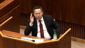 Minister financií Kamenický predložil návrh štátneho rozpočtu. Podporiť ho neprišli ani vlastní, ani Robert Fico