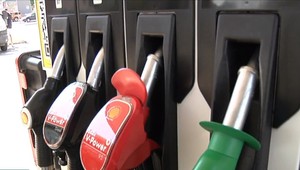 Ceny benzínu a nafty opäť stúpli. Na niektorých pumpách už zaplatíte aj dve eurá za liter