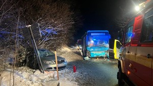 Vážna dopravná nehoda: V Oravskom Podzámku havaroval autobus