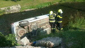 Auto skončilo prevrátené v potoku. Pri nehode sa zranili 3 osoby