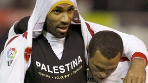 Kanouté čelí pokute za odhalenie trička s nápisom "Palestína"