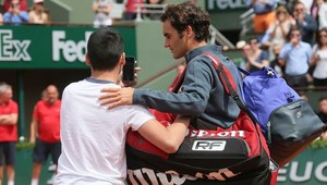 Chlapec vbehol na kurt, aby si urobil selfie s Federerom
