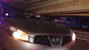 Vodiča delili od smrti centimetre. Drevené hranoly mu prerazili čelné sklo