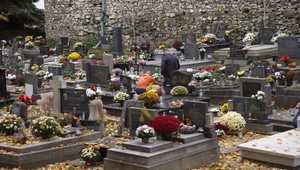 Cintoríny počas Sviatku všetkých svätých ožili spomienkami a tichom