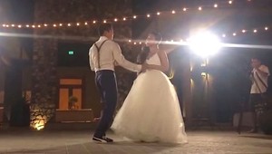 Takýto svadobný tanec ste ešte nevideli: Nevesta si strhla šaty a potom to rozbalili!