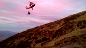 Horolezec sa zranil medzi skalami. So záchranármi sa dohodol, že počká do rána na vrtuľník