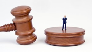 K lúpeži sa priznal niekto iný, Tomáš stále sedí za mrežami