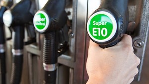 Za jednu plnú nádrž benzínu platíme o trinásť eur viac ako vlani: Zdražovanie bude ale pokračovať