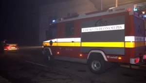 V noci úradoval podpaľač. Auto polial horľavinou a zapálil fakľou