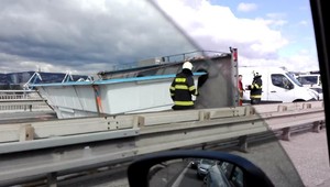 Video: Toto ste ešte nevideli. Bazén zablokoval Prístavný most