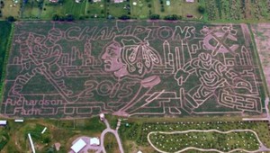 Stanleyho pohár už cestuje, poctu pre Chicago vidno aj v kukurici