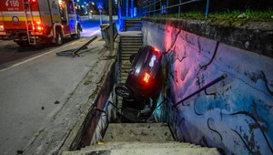 Auto prerazilo zábradlie a spadlo do podchodu pre chodcov. Vodič po nehode zmizol